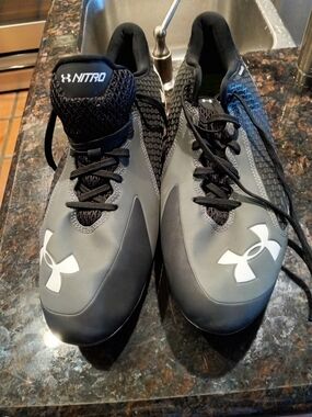 Under Armour Men’s Nitro Black/Gray Performance Cleats